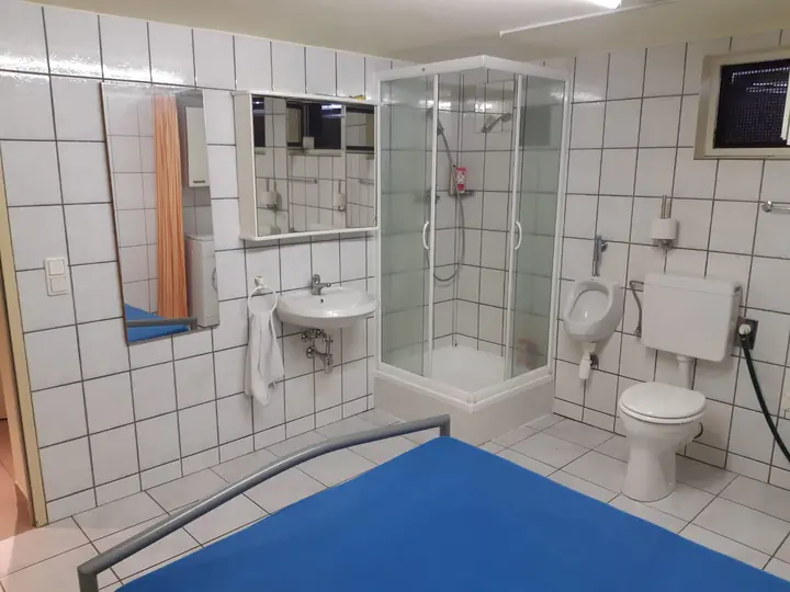Bad mit Dusche und WC