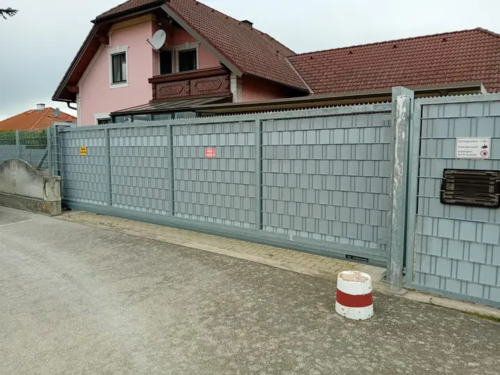 Einfahrt mit Schiebetor
