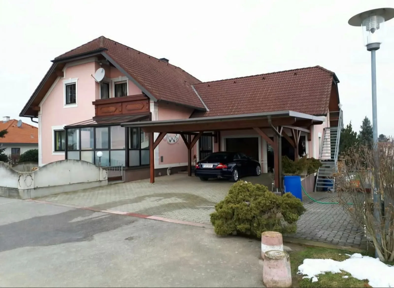 Südseite mit Wintergarten, Balkon und Carport
